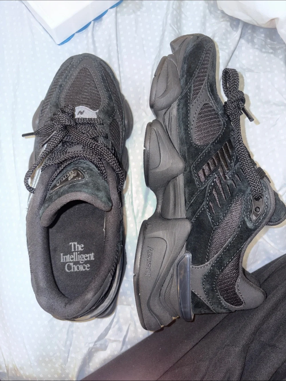Unisex New Balance 9060(Size 6.5 mens and 8 in womens)